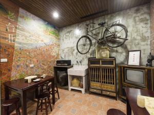 台北建山大旅社的墙上挂着自行车的房间