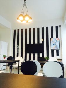 Shunan太鲁阁-黏住.宿的一间墙上有黑白条纹的用餐室