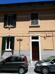 马泰拉Casa Vacanze La Terra dei Briganti的2辆汽车停在带窗户的大楼前
