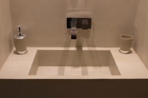 锡耶纳专属公寓 的浴室设有水槽和2杯水槽