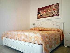 塔兰托B&B San Francesco的一间卧室配有一张带橙色和白色棉被的床