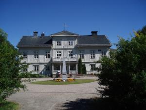 诺拉Åkerby Herrgård的一座白色的大房子,上面有十字架