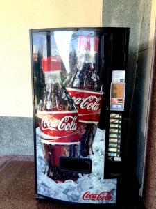 乌马内斯-德马德里拉乌尼翁酒店的一台可可机器,里面装有两瓶可乐