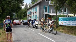 BiertLes Deux Vélos Chambres d'Hotes-Table d'Hotes的一群人骑着自行车沿着马路