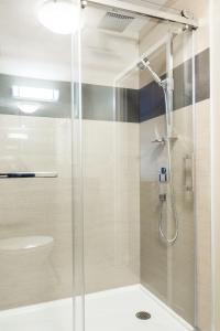 蒙洛里耶Super 8 by Wyndham Mont Laurier的浴室里设有玻璃门淋浴