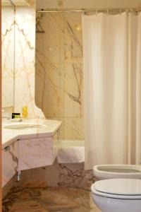 维亚纳堡维亚纳堡酒店的一间带水槽、卫生间和淋浴的浴室