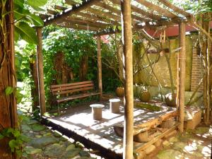 马利西亚斯Maresias Hostel & Suites的花园内带长凳的木凉亭