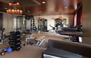 达拉斯萨萨达拉斯酒店的一间健身房,里面有很多设备