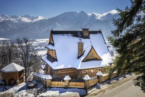 考斯赛力克Willa Irena的山地雪覆盖的房子