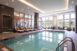 汉诺瓦阿伦德尔保护区酒店的一座带桌椅的游泳池