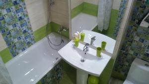 布加勒斯特Universitate Residence的浴室配有盥洗盆、卫生间和浴缸。