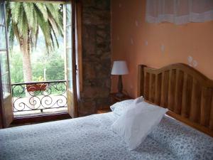 蓬特维耶斯戈B&B El Jardín de Aes的一间卧室设有一张床和一个大窗户