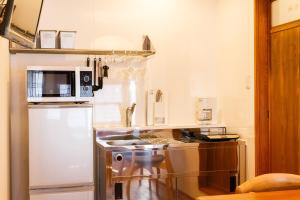京都清水寺旅馆的厨房配有冰箱和微波炉。