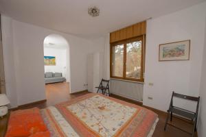 特伦托Marzola的一间卧室设有一张大床和一个窗户。