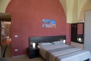 莱切卢帕鲁农家乐的一间卧室设有一张红色墙壁的大床