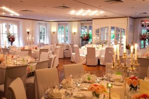 拉德贝尔根瓦德豪斯安德麦克维勒酒店的宴会厅配有白色的桌子和白色的椅子