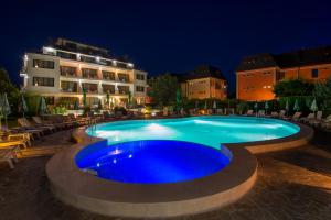 圣君士坦丁和海伦那阿特兰特酒店的度假村的一个大型游泳池