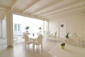 马泰拉Casa Blanca Matera的白色的用餐室配有桌椅
