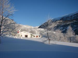 苏特兰思科洁尔博根海特格兰德山间小屋的雪中风车的房子