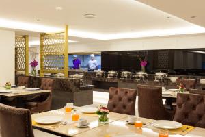 Grand 5 Hotel & Plaza Sukhumvit Bangkok餐厅或其他用餐的地方