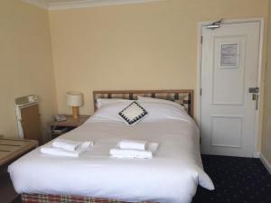 巴特尔李罗德酒店的卧室配有白色床和毛巾