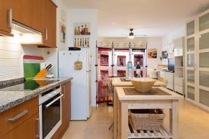 拉拉古纳Apartamento La Higuera的厨房配有白色冰箱和桌子