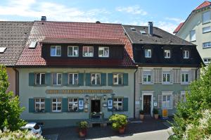 劳芬堡Alte Post - Hotel Am Rhein-Ufer Laufenburg的一座红色屋顶的建筑