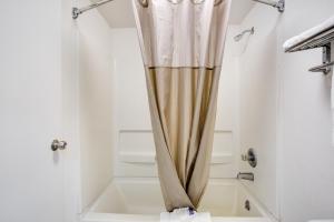 白宫白宫6号汽车旅馆的浴室内配有淋浴帘。
