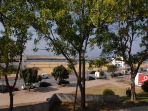 菲盖拉-达福什海滨迷人旅馆的停车场,停车场有汽车停放