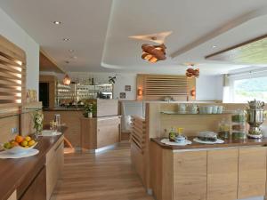 法克湖畔杜罗博拉赫Biohof Naturzeit Faaker See的一个带木制橱柜和台面的大厨房