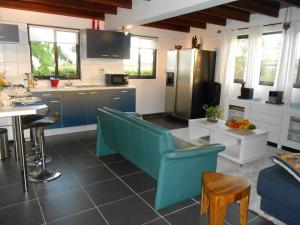 帕拉马里博Palm Village 134的厨房配有蓝色的椅子和桌子