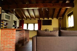 El BarcenalLa Galayca的客厅设有两张沙发和一个砖砌壁炉