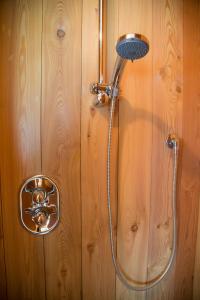 布吕松Au Rascard的木制墙上的淋浴头