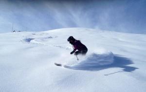艾里拉瓦尔普拉萨旅馆的一个人在雪覆盖的斜坡上滑雪