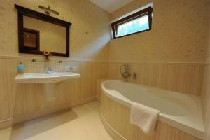 别拉贝拉乡村沙龙宾馆的带浴缸和盥洗盆的浴室