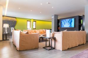 布勒伊-切尔维尼亚欧洲酒店的带沙发和平面电视的客厅