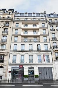 巴黎巴黎北站美居酒店的一座白色的大建筑,有很多窗户