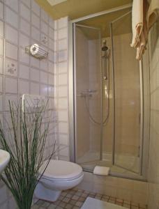 肯钦根贝勒酒店的带淋浴、卫生间和盥洗盆的浴室