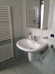 费尔莱恩Li trappiti的浴室设有白色水槽和镜子