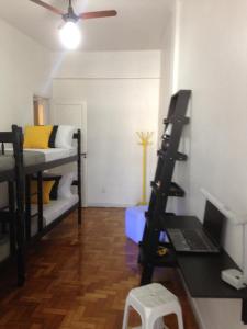 里约热内卢Méier House的客房设有双层床和一张带笔记本电脑的书桌。