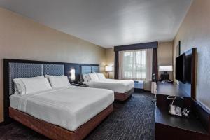 安纳海姆阿纳海姆度假区智选假日套房酒店的酒店客房设有两张床和一台平面电视。