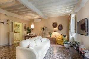 卢卡Appartamento Stellario的客厅配有白色沙发和黄色椅子
