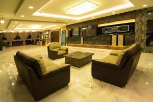 居銮Hotel Anika Kluang的大厅,在大楼里设有两张沙发和一张桌子