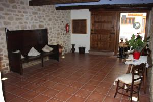 瓦德诺比斯方达安吉列塔酒店的一间铺有瓷砖地板并配有壁炉的客厅