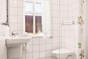 卡琳贡Lotshotellet的白色的浴室设有水槽和卫生间。