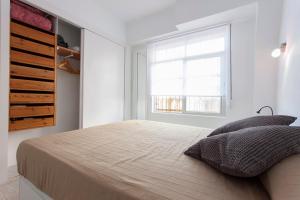 萨洛Apartamento Miramar的一间卧室设有一张大床和窗户