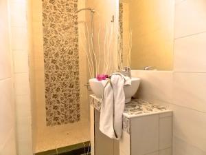 沃尔沃罗Filippos Resort II by Karidi的浴室配有水槽和带毛巾的淋浴