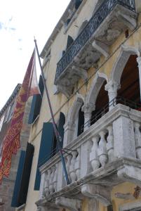 威尼斯帕拉索香东皮亚诺安蒂科酒店的阳台上有国旗的建筑
