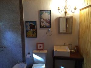 波特雷里约斯新港住宿加早餐旅馆的浴室配有白色卫生间和盥洗盆。