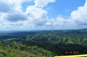 La LagunaHawk's Nest Bed & Breakfast的天空中云层的山脉景色